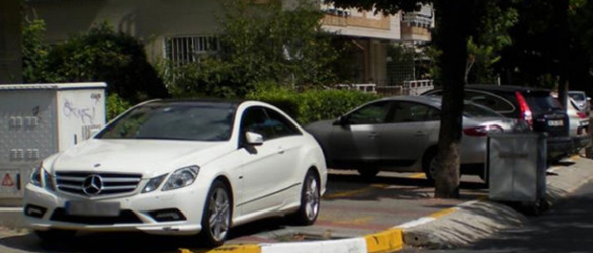 Aracınızın Önüne ve Arkasına Araçlar Park Edilmiş Çıkamıyorsanız Ne Yapmalısınız?